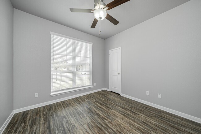 Building Photo - 536 Fallbrook Dr