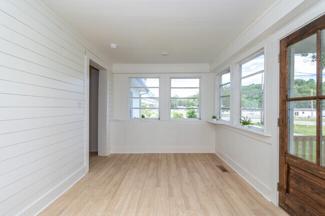 Building Photo - 9448 Lusk Rd