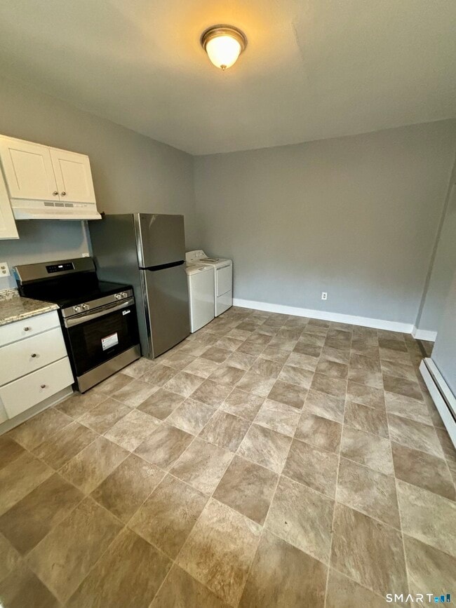 Building Photo - 411 Main St