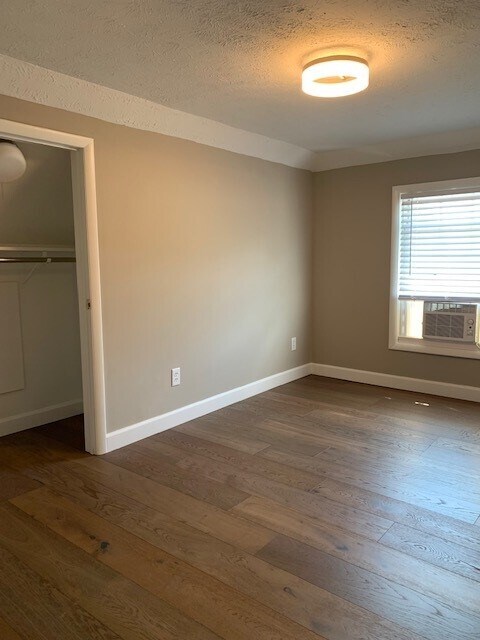 Building Photo - 827 W 44th St