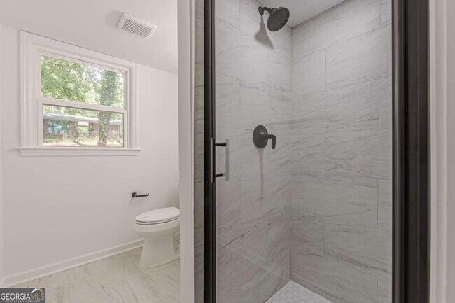 Building Photo - 2352 Glendale Dr