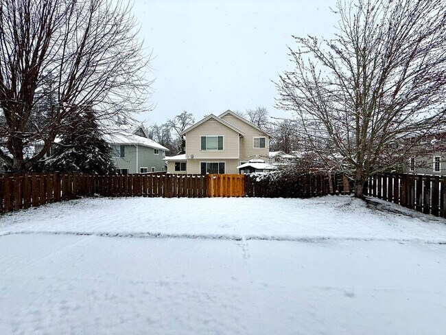 Building Photo - Bright Sammamish Home with Fully Fenced Yard