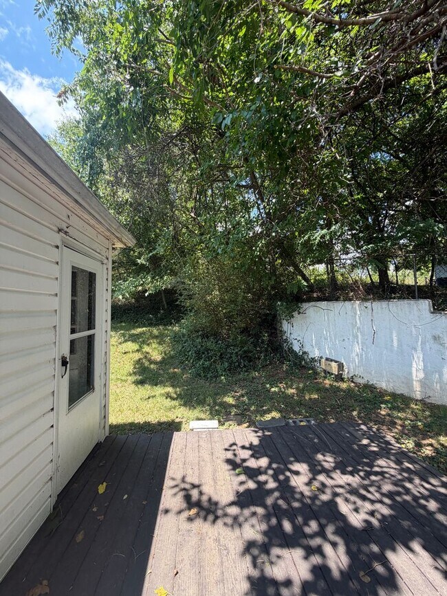 Building Photo - 2 Bed 1 Bath Home