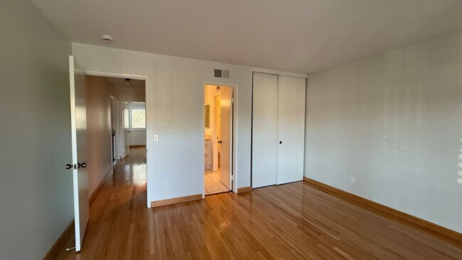 Building Photo - Beautiful 3 Bedroom 2 Bath Townhouse in La...