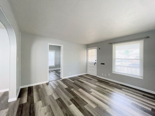 Building Photo - Spacious 3 bedroom home