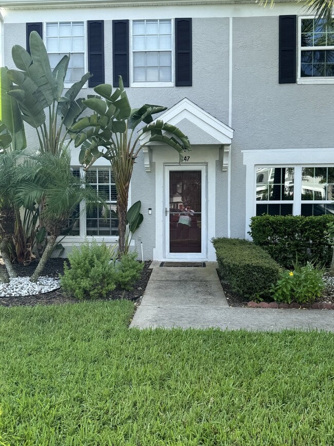 Building Photo - "Charming 2-Bed Home"