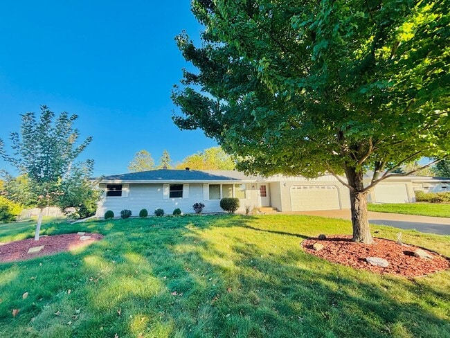 Building Photo - Sprawling 3bedroom 2bath Home in Roseville...