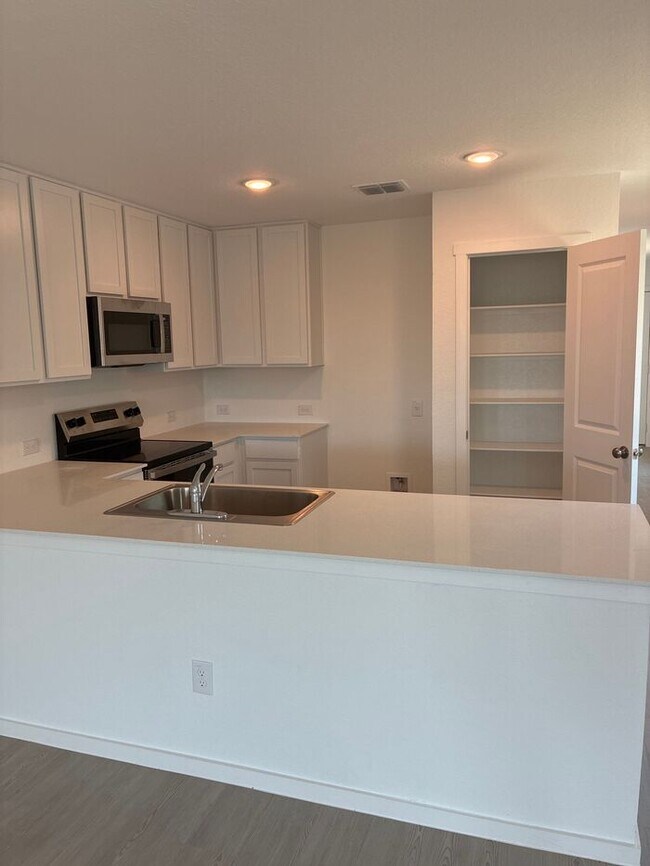 Building Photo - Charming 4 beds 2 baths in San Antonio!
