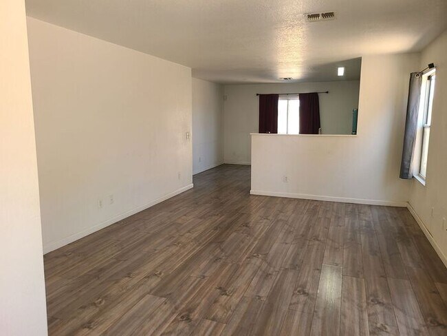 Building Photo - Charming 2-bedroom, 1-bathroom washer/dryer