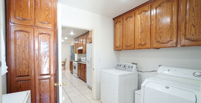 Building Photo - 3-Bedroom with 2 Baths and Spacious 2002 Sq Ft in Los Angeles!