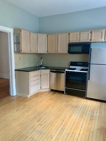 Kitchen - 620 W Briar Pl