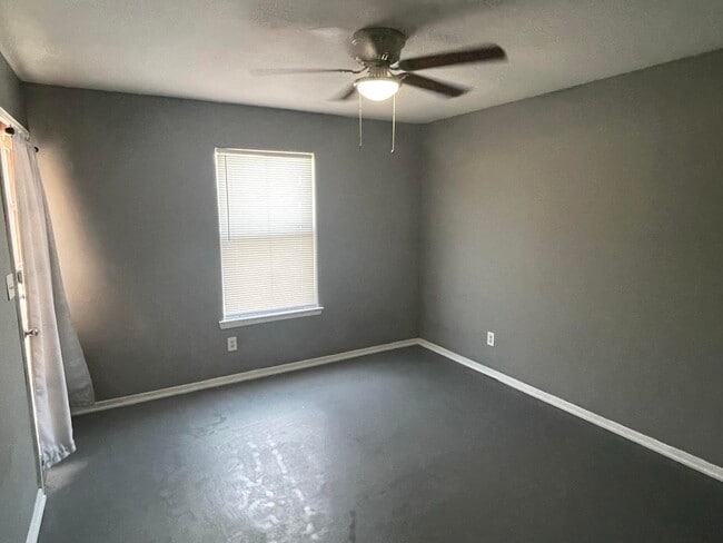 Building Photo - 5724 Saluki Dr