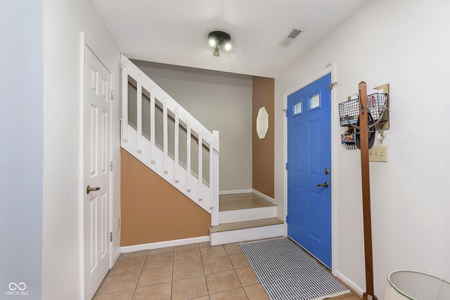 Building Photo - 266 E Pine Ridge Dr