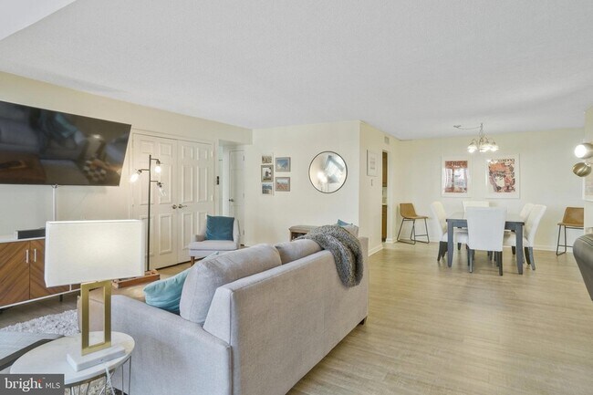 Building Photo - 3800 Fairfax Dr