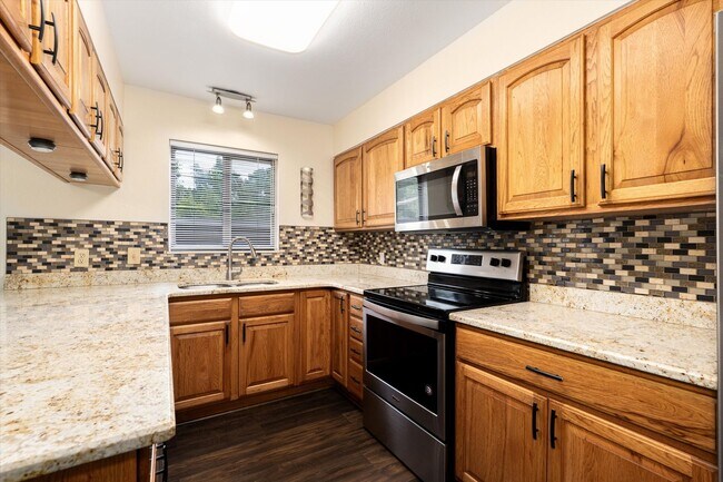 Building Photo - 2 bedroom 3 bath Updated townhome in Lakewood!