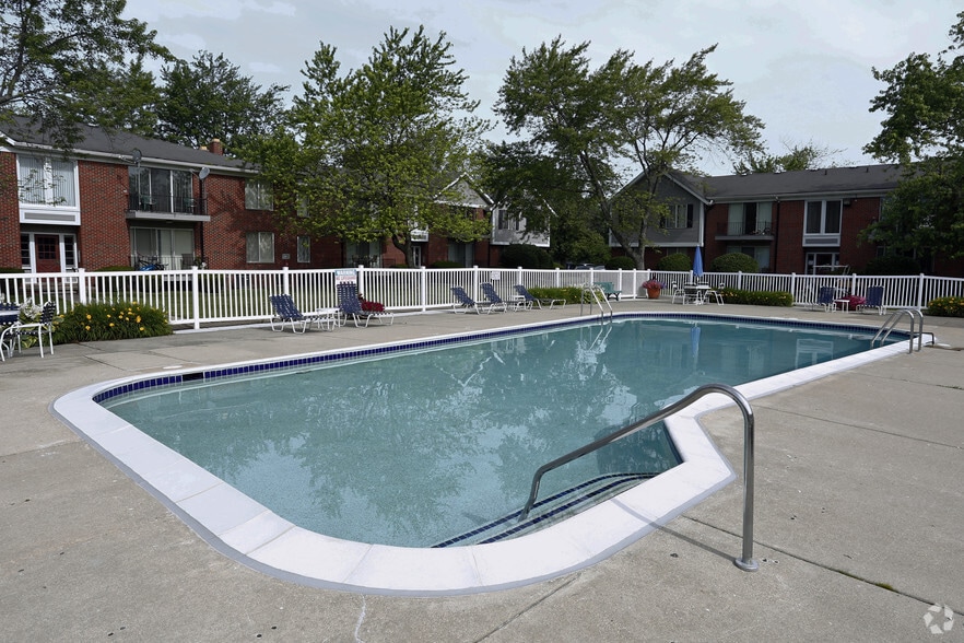 Pool - Carriage Hill Apartments - Dearborn Heights, MI