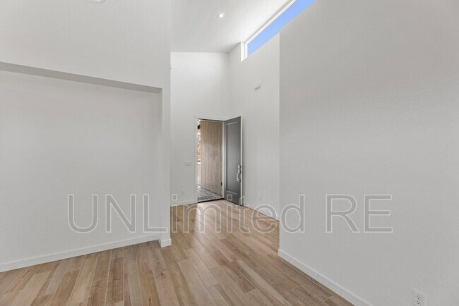 Building Photo - 2741 S Vega St