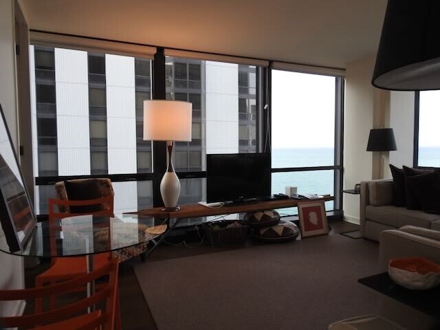 Building Photo - 910 N Lake Shore Dr