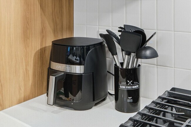 Building Photo - 6044 N Winthrop Ave