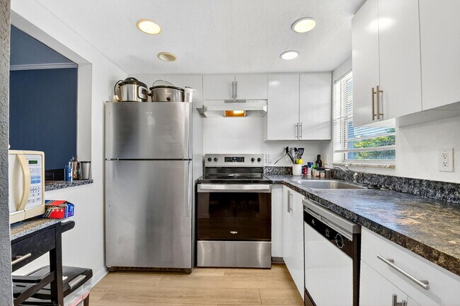 Building Photo - 1630 Embassy Dr