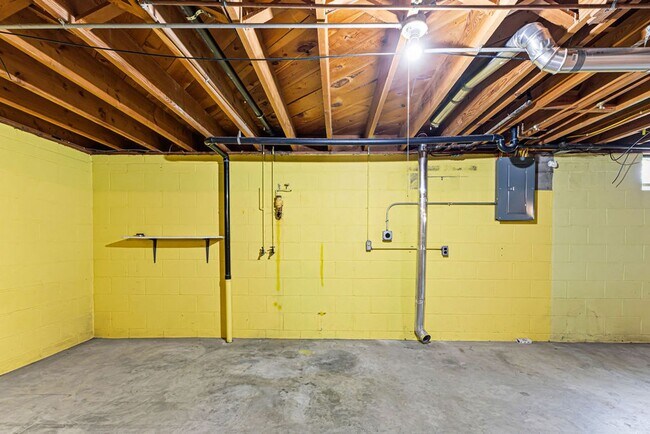 Building Photo - Remodeled 3-bedroom, 1-bath ranch with Attached Garage & Full Basement