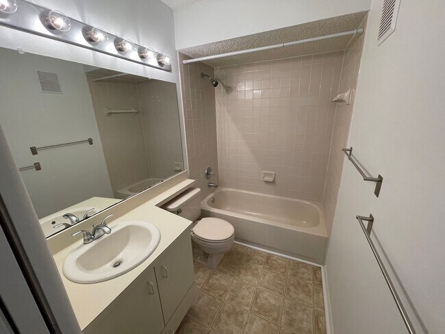 Building Photo - ANNUAL RENTAL - OASIS- 2 BED 2 BATH 2ND FLOOR