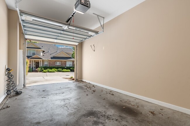 Building Photo - Beautiful 3 Bedroom / 2.5 Bathroom Townhome - Available NOW!