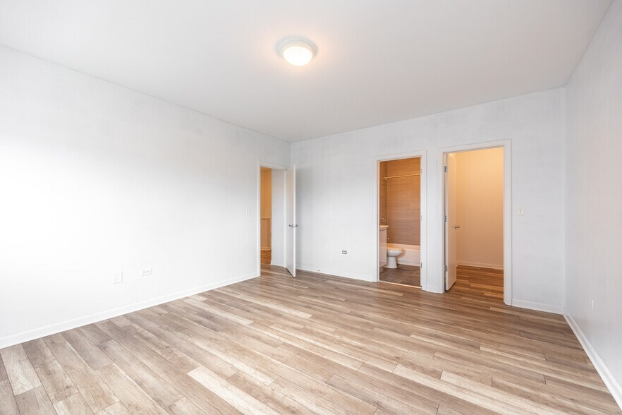 Building Photo - 2700 W North Ave