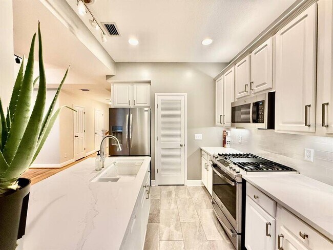 Building Photo - 2920 W El Prado Blvd