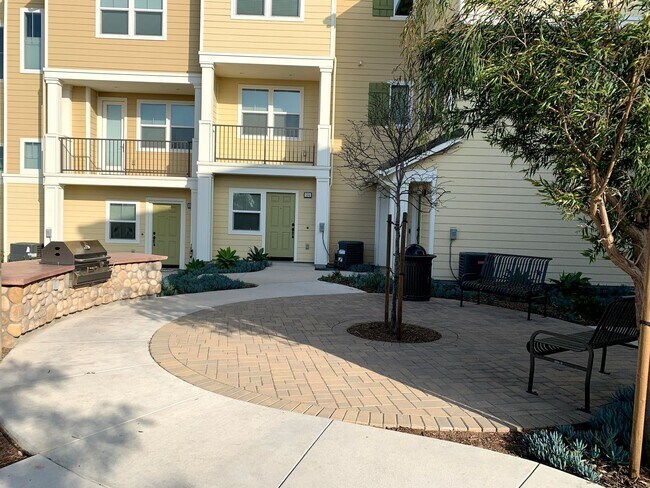 Building Photo - 518 Heron Ln