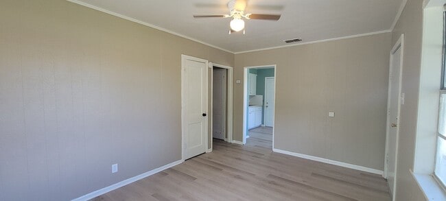 Building Photo - Adorable 3 bedroom/1 bath house with Centr...