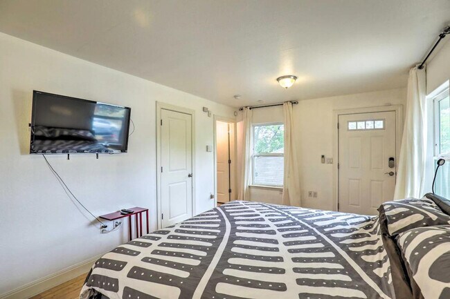 Building Photo - 3600 Govalle Ave