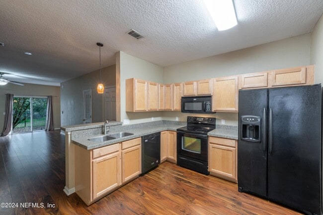 Building Photo - 807 Scrub Jay Dr