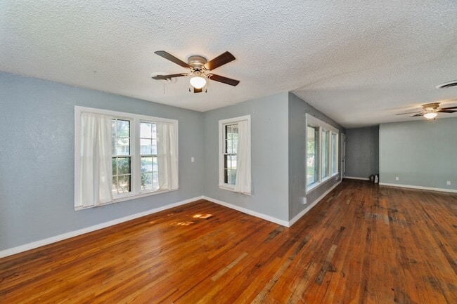 Building Photo - 1002 Lowrie St