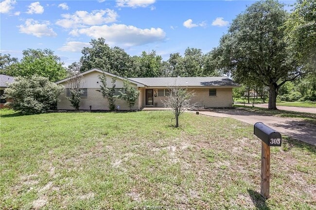 Building Photo - 305 W Brookside Dr