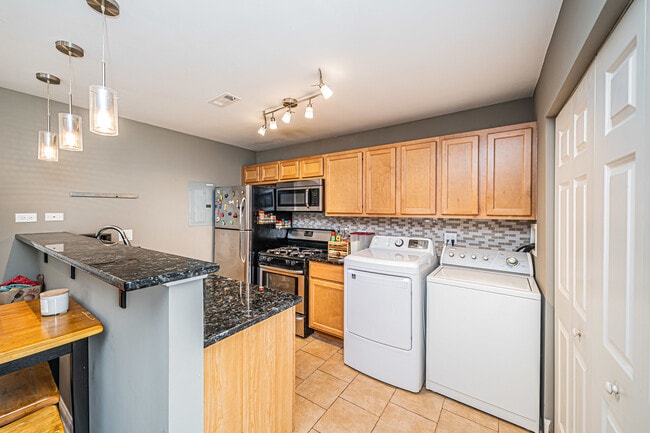 Building Photo - 1553 Cove Dr
