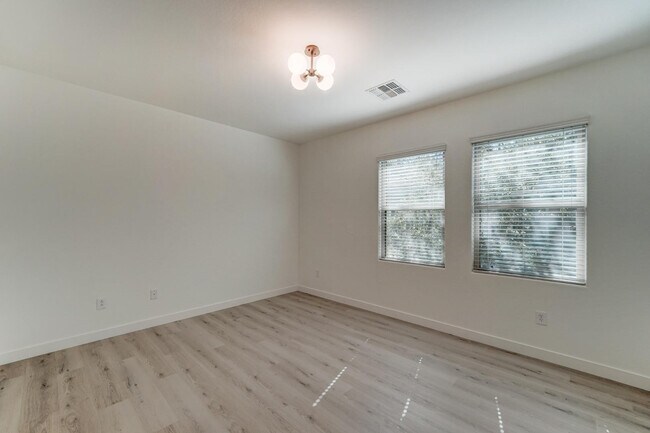 Building Photo - 5550 N 16th St