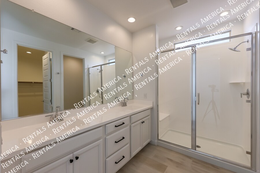 Building Photo - 8907 W Solano Dr