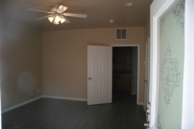 Building Photo - N101 Studio Apartment Available Now UTILIT...