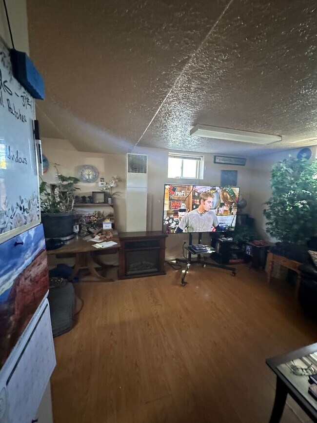 Building Photo - Charming basement apartment