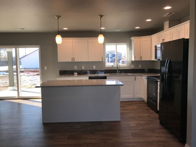 Building Photo - 2Story Home! 4 Beds, 2.5 Bath!