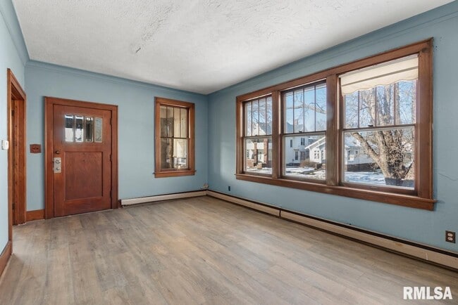 Building Photo - 1816 W Callender Ave