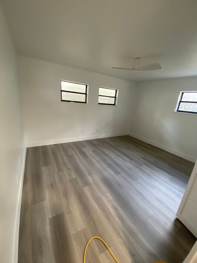 Building Photo - Fully renovated with new appliances, 5 bed...