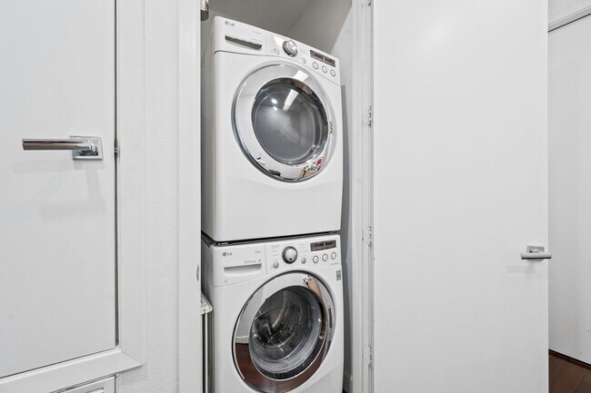 Building Photo - 3302 Lake St