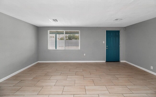 Building Photo - 2BR Unit with Private Backyard One Level