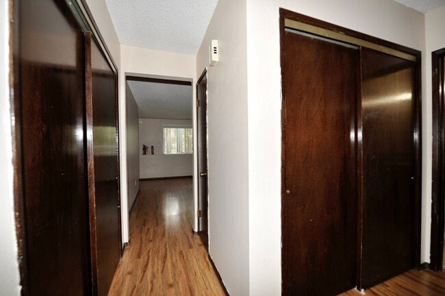 Building Photo - 2 bed 1 bath apartment (4plex building) lower unit