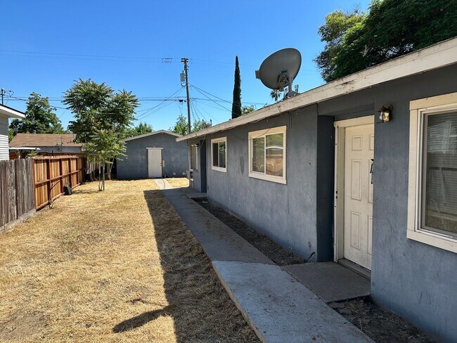 Building Photo - 380 Angelus St
