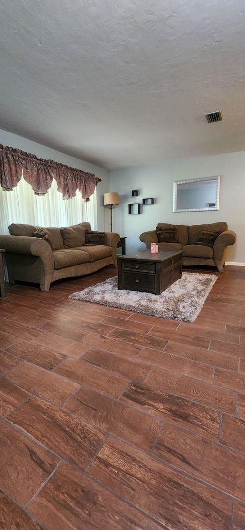 Building Photo - Charming 3-Bed, 2-Bath Home in Desirable N...