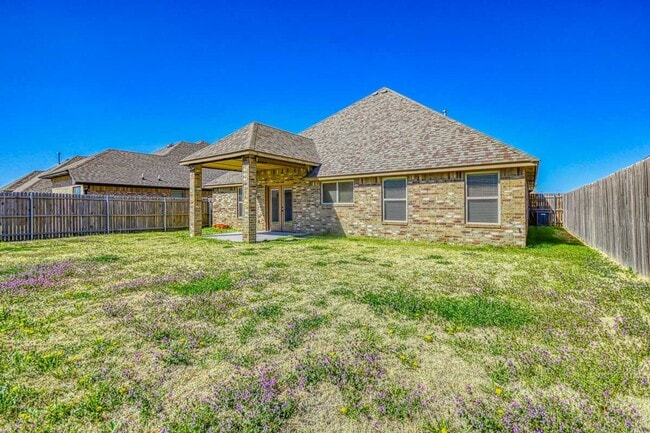 Building Photo - Beautiful home in desired Williamson Farms!