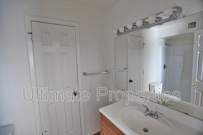 Building Photo - 4821 W Altadena Ave